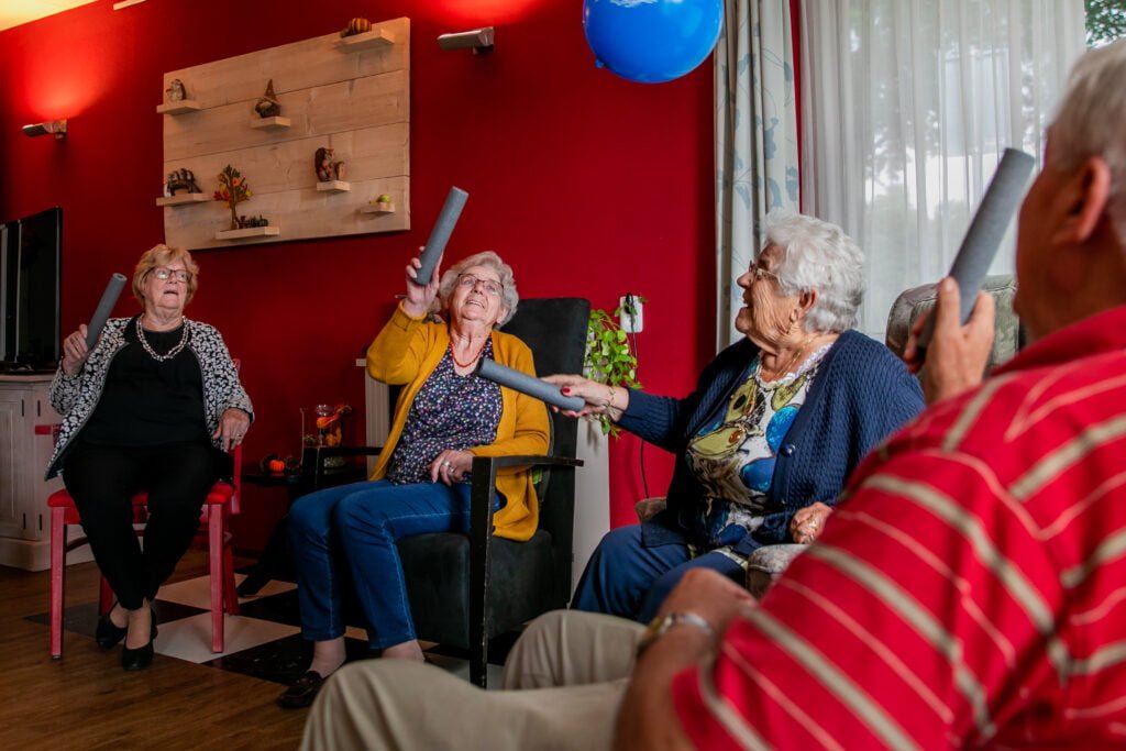 Bezoekers van dagbesteding Maasbracht doen samen een beweegactiviteit