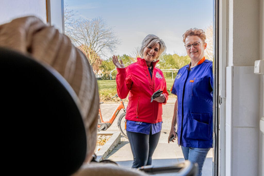 Thuiszorgmedewerkers bezoeken een cliënt