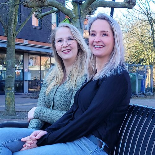 Britt en Sjuul Heijnen Britt en Sjuul Heijnen op een bankje in de wijk Bösdael